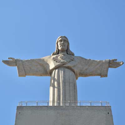 La statua del Cristo Rei vista dalla piattaforma panoramica