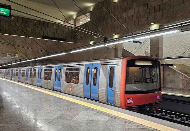 Un tren del metro rojo llegando a la estación de Alameda