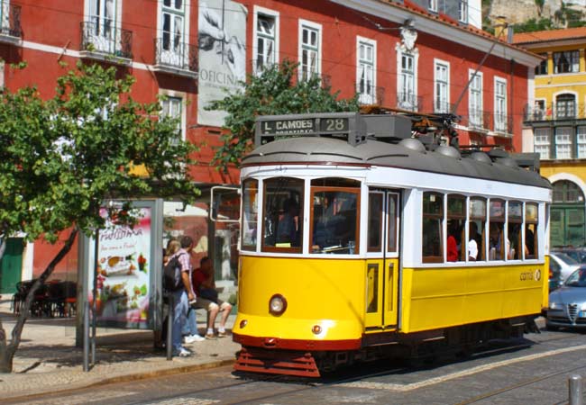 Portas do Sol in Alfama 28 tram Straßenbahn